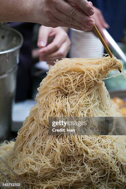 chinese, taiwanese street food, taiwanese fried, stir-fried  rice noodles (or rice-flour noodles, vermicelli, tsao mi fun) - vermicelli stock-fotos und bilder