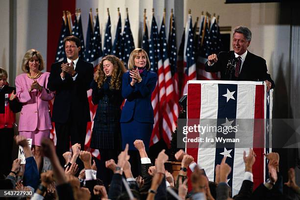 President-elect Bill Clinton celebrates his victory in the 1992 election. He is surrounded by : Tipper Gore, running mate Al Gore, daughter Chelsea,...