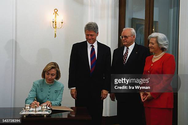 American President Bill Clinton and his wife Hillary are welcomed in Berlin by President of Germany Roman Herzog and his wife Christiane Krause.
