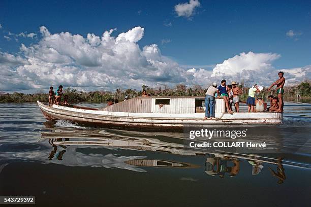 In the high season, some fishermen lead a nomadic existence and head off along the Tocantins river to search out fishing grounds.