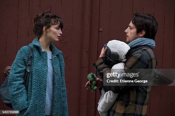 Canadian actress Charlotte Le Bon and French actor Raphaël Personnaz on the set of La Stratégie de la Poussette, written and directed by Clément...