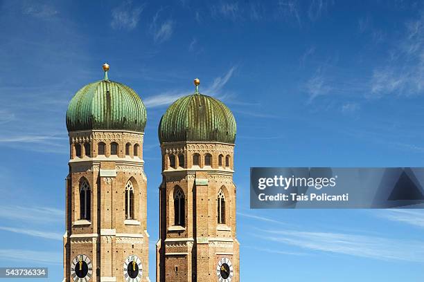 famous munich cathedral frauenkirchen in the city centre of munich, bavaria, germany. - catedral de múnich fotografías e imágenes de stock