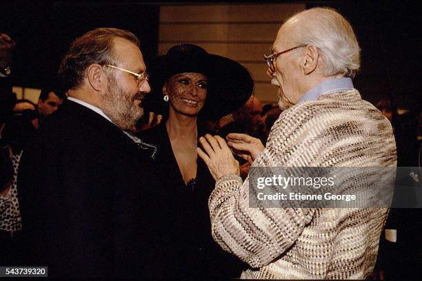 Italian fashion designer Gianfranco Ferre, Italian actress Sophia Loren and movie director Robert Altman on the set of his film Prêt-à-Porter, .