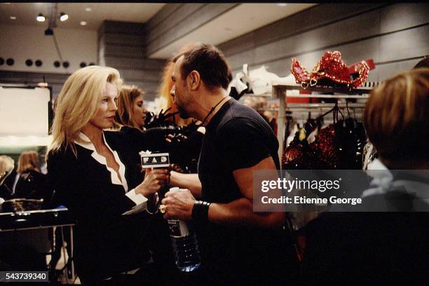 Actress Kim Basinger and French fashion designer Thierry Mugler on the set of the film Prêt-à-Porter, , directed by American director Robert Altman