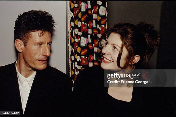 American singer and songwriter Lyle Lovett with French actress Chiara Mastroianni on the set of the film Prêt-à-Porter, , directed by American...