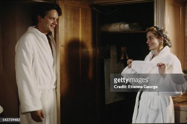 Actors Julia Roberts and Tim Robbins on the set of the film Prêt-à-Porter, , directed by American director Robert Altman.