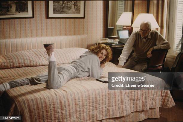 Actress Julia Roberts and movie director Robert Altman on the set of his film Prêt-à-Porter, .