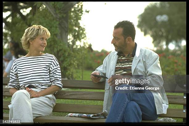 Actress Meg Ryan and French actor Jean Reno on the set of the film French Kiss directed by Lawrence Kasdan.