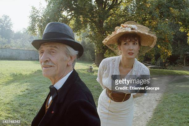 French actress Sabine Azéma with actor and theater director Louis Ducreux on the set of "Un dimanche à la campagne" directed by Bertrand Tavernier....