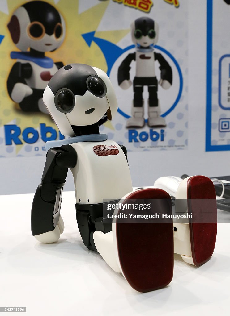 Roboter Robi Takara Tomy's prototype of new humanoid robot Robi Jr. is displayed ...