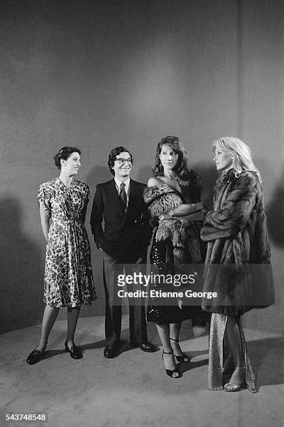 French actors Anemone, Christian Clavier, Nathalie Baye and Maureen Kerwin on the set of the film "Je vais craquer!!!", based on comic book...