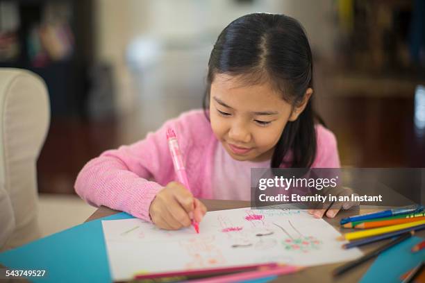 young girl drawing and colouring - kid with markers stock-fotos und bilder