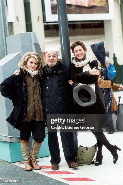 Director Claude Berri on the set of his film "Ensemble, c'est tout" with partner and movie producer Nathalie Rheims and writer Anna Gavalda, author...