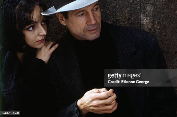 Portugese actress Maria de Medeiros and American actor Fred Ward on the set of the film "Henry & June", directed by Philip Kaufman and based on...
