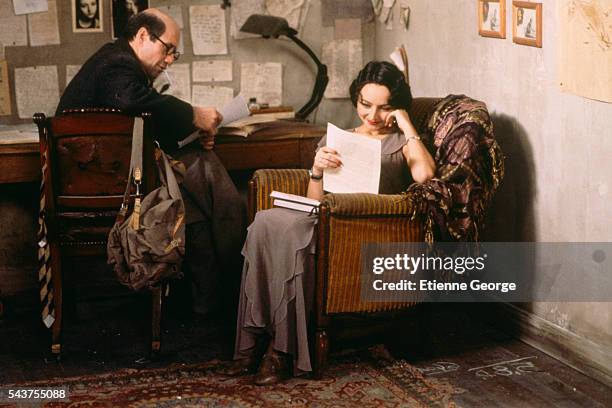 Portugese actress Maria de Medeiros and American actor Fred Ward on the set of the film "Henry & June", directed by Philip Kaufman and based on...