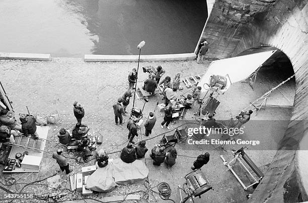 Portugese actress Maria de Medeiros and American actor Fred Ward await shooting on the set of the film "Henry & June", directed by Philip Kaufman and...