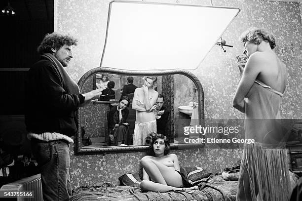American director Philip Kaufman directing French actress Brigitte Lahaie and Maïte Maille on the set of his film "Henry & June", based on French...