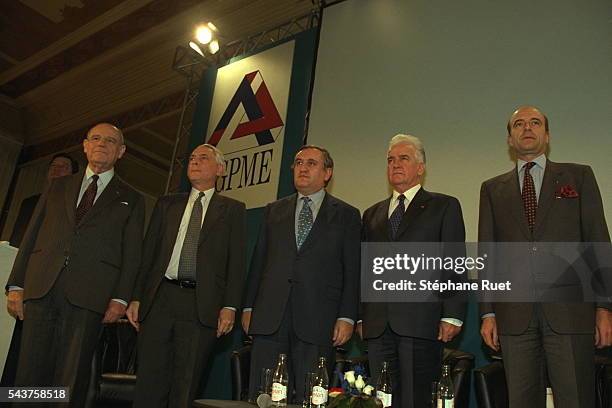 Raymond Barre, Yves Galland, Jean-Pierre Raffarin, Lucien Rebuffel et Alain Juppé au banquet des mille entreprises à la brasserie Georges.