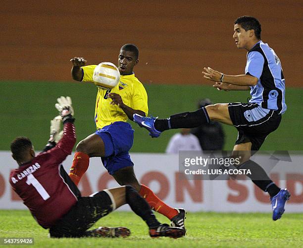 Juan Albin , de la seleccion de Uruguay, anota el primer gol ante Ecuador, durante el partido por el Campeonato Sudamericano Sub-20 que se disputa en...