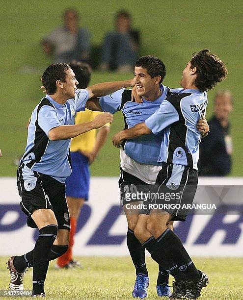 Juan Albin , de la seleccion de Uruguay, celebra con Danilo Peinado y Leandro Ezguerra su segundo gol ante Ecuador durante el partido por el...