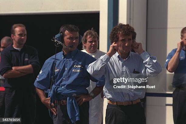 Alain Prost suit les essais d’Olivier Panis qui reprend l’entrainement après un grave accident.