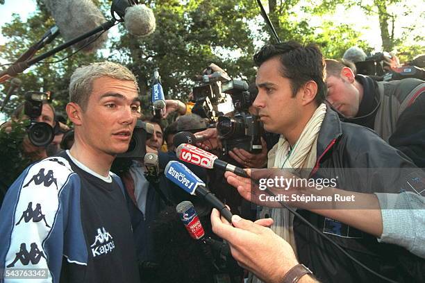 Le cycliste français Richard Virenque répond aux questions des journalistes.