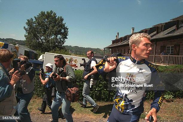 Le cycliste français Richard Virenque au milieu des journalistes.
