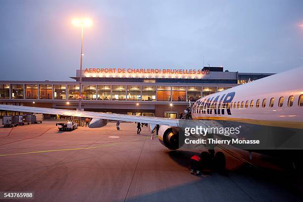 Charleroi, Belgium, August 19; 2011. -- Passengers embark in a boeing 737-800 of Ryanair in Charleroi_Brussels south airport.