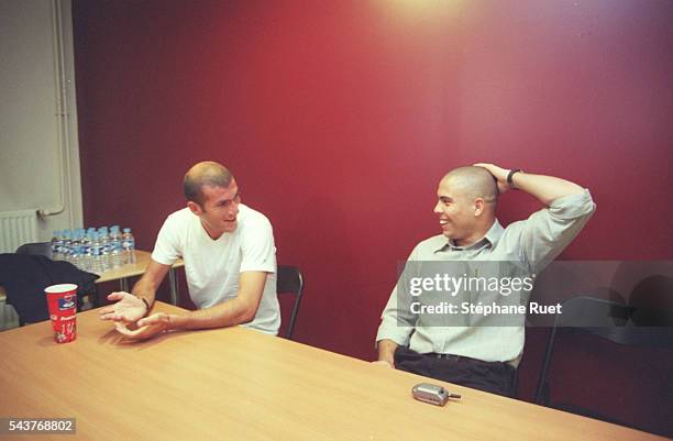 Ronaldo avec Zidane dansles loges du stade de France.