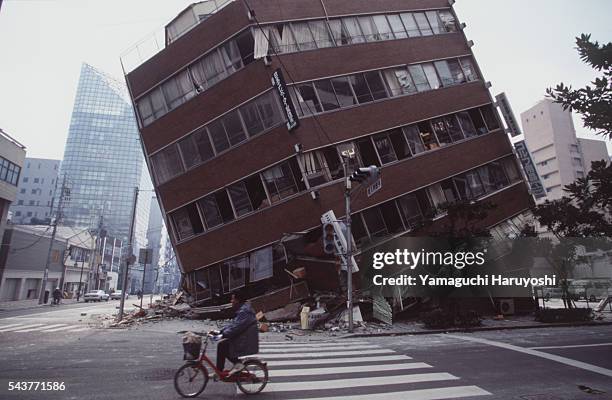 AN UNUSUALLY VIOLENT EARTHQUAKE SHAKES KOBE