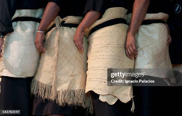 dance performance during the heilala festival - tonga photos et images de collection