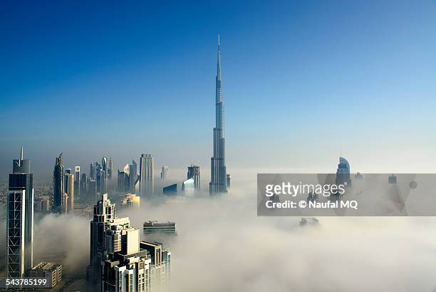 fog in dubai - dubai skyline stock pictures, royalty-free photos & images