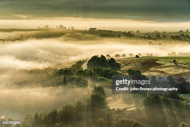 lake district misty sunrise - september stock-fotos und bilder