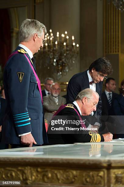 Brussels, Belgium, July 21, 2013. -- Belgium King Albert II sign his resignation under the regard of theBelgium Prince Philippe and the Belgium Prime...