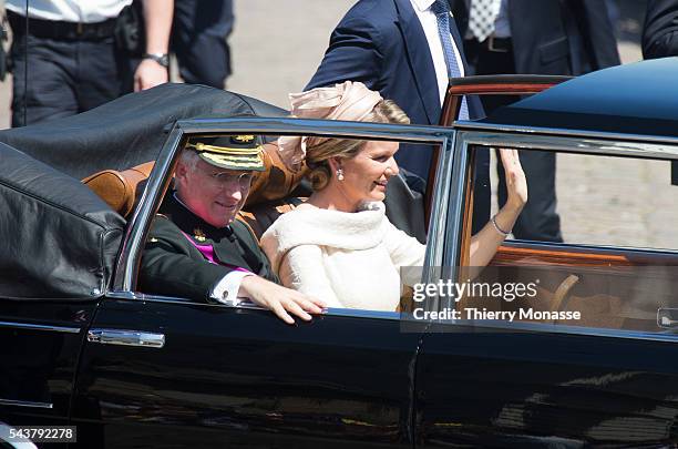 Eedaflegging van koning Filip Koning Filip en koningin Mathilde rijden in hun open wagen Mercedes 600 Landaulet terug naar het koninklijk paleis...