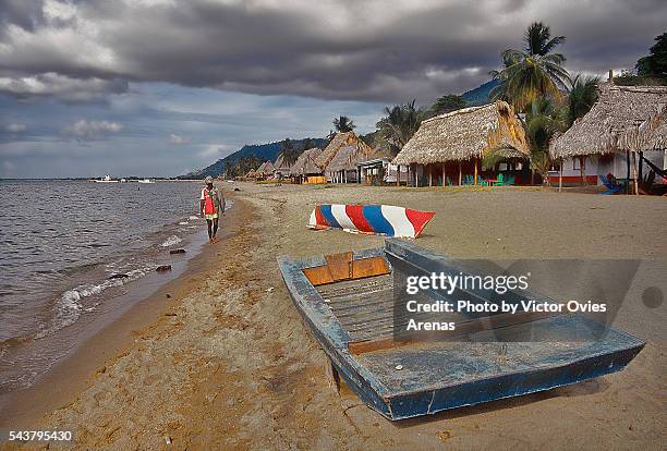 trujillo's beach - honduras fotografías e imágenes de stock