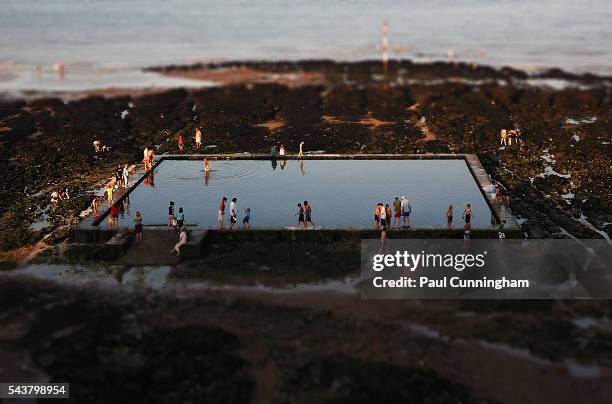 ocean pool at sunset - beach shelter stockfoto's en -beelden