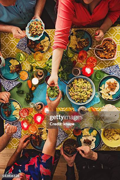 amigos, tendo um jantar mexicana tex mex - mexican food imagens e fotografias de stock