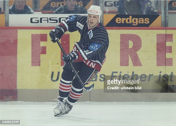 Stefan Ustorf *- Sportler, Eishockey, D in Aktion auf dem Eis Einzelaufnahme Aufgenommen Saison 1997/1998.