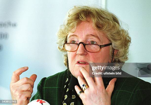 Die Generalkommissarin für die Weltausstellung Expo 2000 in Hannover, Birgit Breuel, redet mit gestikulierenden Händen. Sie trägt eine Lesebrille.