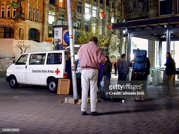 Berber abends auf der Mönckebergstraße in der Hamburger Innenstadt. Auf dem Gerhard-Hauptmann-Platz verteilt das Rote Kreuz aus einem Wagen heraus...