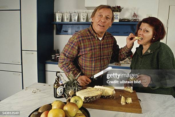 Der Schauspieler Claus Theo Gärtner und seine Frau Brigitte zerteilen in ihrer Küche eine Ananas. Aufgenommen um 1998.