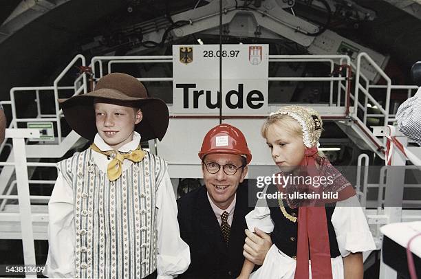 Bundesverkehrsminister Matthias Wissmann posiert mit Paul Oertel und Janna Lühmann, beide in Tracht, bei der Taufe der Schildvortriebsmaschine Trude,...