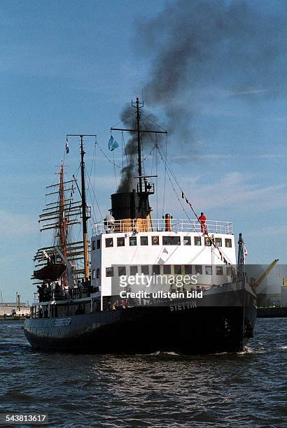 Der museale Eisbrecher Stettin beim Hafengeburtstag auf der Elbe im Hamburger Hafen. Er fährt unter Dampf und läßt schwarze Rauchschwaden aus dem...