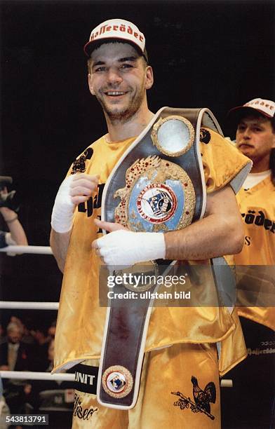 Der Berliner Boxer Ralf Rocchigiani ist Weltmeister im Cruisergewicht . Aufgenommen um 1996.