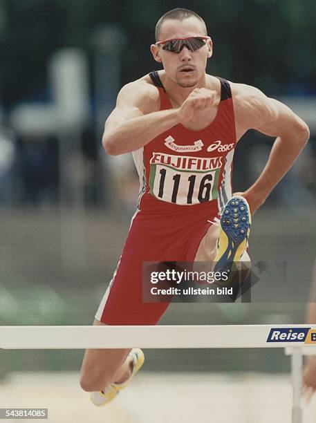 Der deutsche Leichtathlet Thomas Goller vom Dresdner SC 1898 beim Hürdenlauf während der Deutschen Meisterschaften der Leichtathletik 1999. Er trägt...