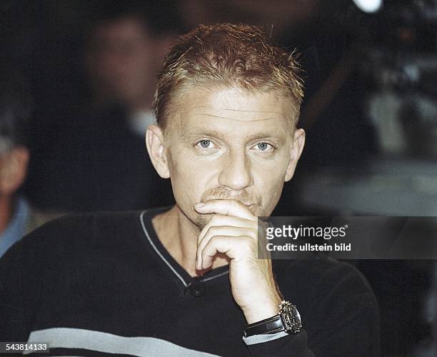 Der deutsche Regisseur Sönke Wortmann stützt mit nachdenklichem Gesichtsausdruck das Kinn auf seine Hand. Aufgenommen September 1999.