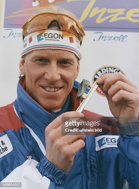 Der niederländische Eisschnellläufer Rintje Ritsma mit dem Ehrenpreis "Goldener Schlittschuh von Inzell 1998". Aufgenommen 1998.