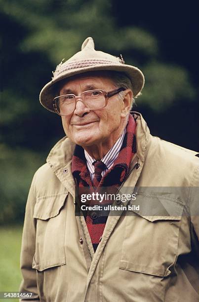 Hans-Heinrich Hatlapa, der Besitzer des Wildparks Eekholt, mit Brille und Filzhut. .