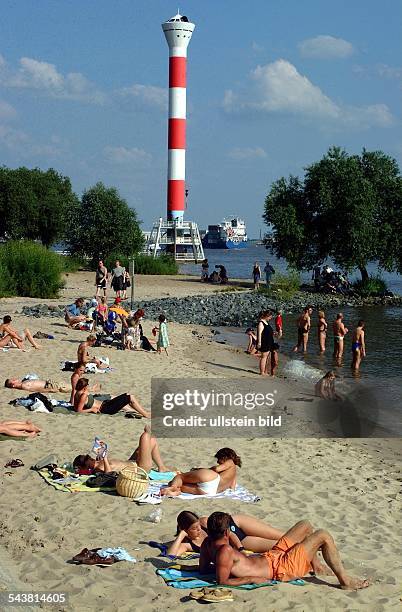 Hamburg: vor dem Leuchtturm am Strandweg von Blankenese tummeln sich die Menschen am Elbstrand.